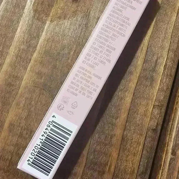 Kylie Cosmetics Matte Liquid Lipstick - Amour Bay 820 - Picture 2 of 4